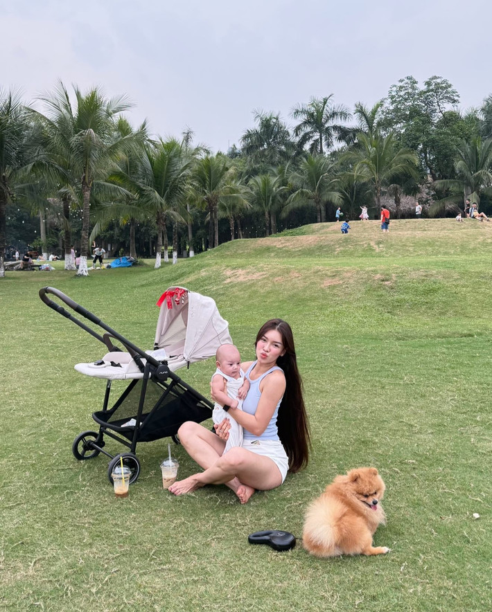 Tháng 7 năm ngoái, sau 6 năm hẹn hò, Văn Lâm và Yến Xuân chính thức về chung một nhà bằng lễ cưới riêng tư tại Nha Trang. Chỉ hơn 20 khách mời là người thân và bạn bè thân thiết có mặt.