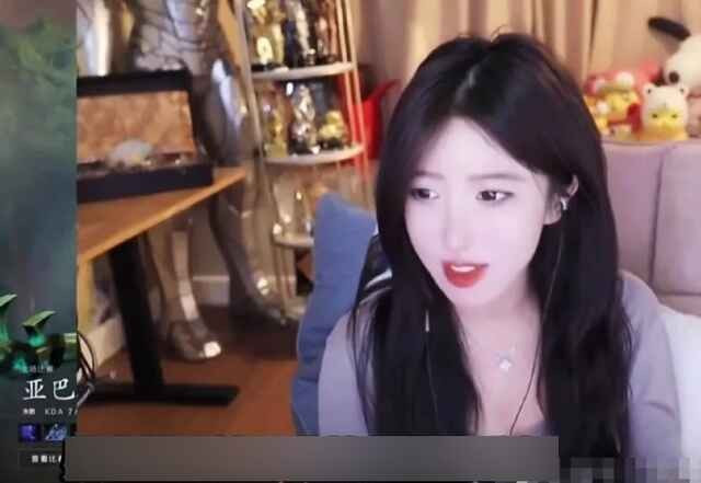 Nhiều tài khoản đã tẩy chay nữ streamer, khiến lượng người xem livestream giảm sút nghiêm trọng.
