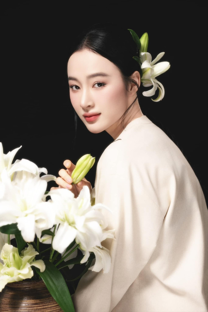 Tất nhiên, với sự thay đổi quá rõ nét, cộng đồng mạng cũng chia phe rõ rệt. Một bên cho rằng Angela phiên bản mạnh mẽ, khỏe khoắn là nguồn cảm hứng tích cực và hiện đại.