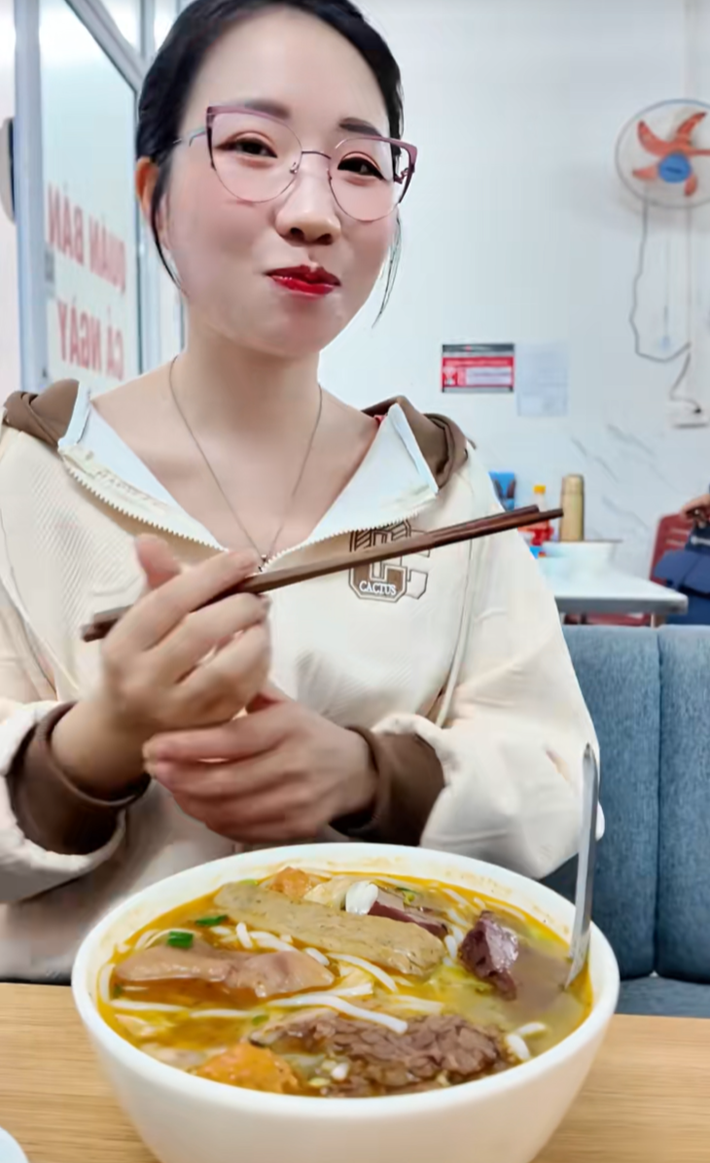 Tú Linh cho biết cô bắt đầu thực hiện các video mukbang từ cuối năm 2023. Ngoài các món ăn phổ biến ở khu vực sinh sống, cô gái trẻ còn dành thời gian trải nghiệm một số món “hot trend” hay đặc sản ở một số tỉnh thành mà bản thân có dịp ghé thăm.