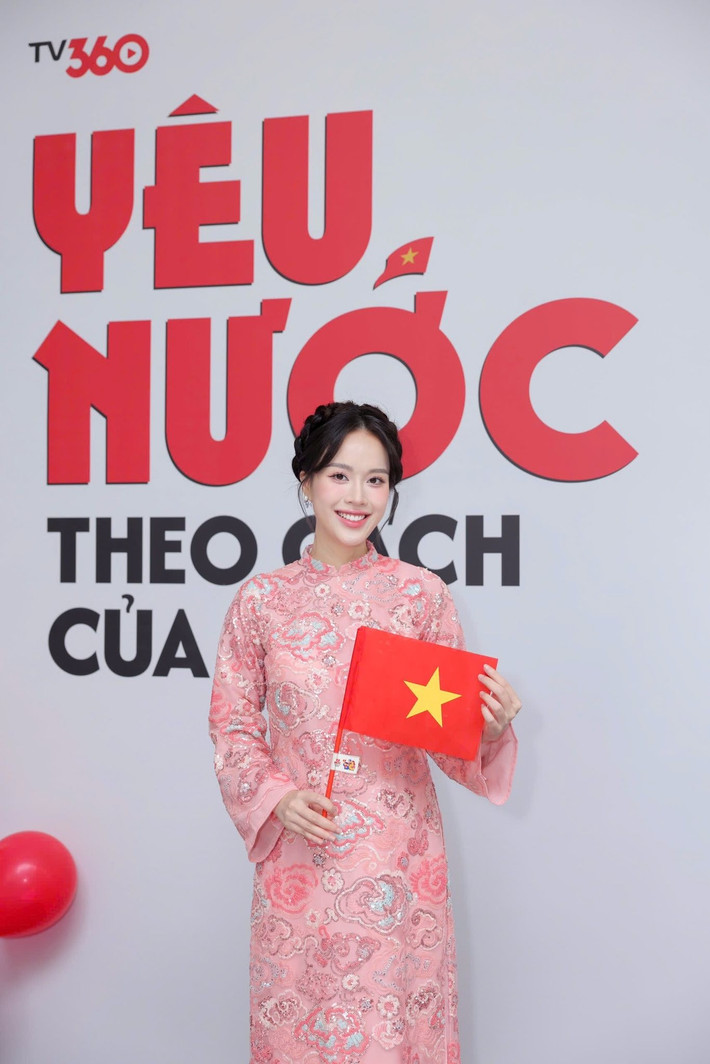 Mai Phương kết hôn với chồng Tiến sĩ, công tác trong cơ quan nhà nước. Cả hai đón con trai đầu lòng là bé Leon bằng phương pháp sinh mổ vào 1/2024. Đúng 1 năm sau, cô thông báo đang mang thai lần 2.