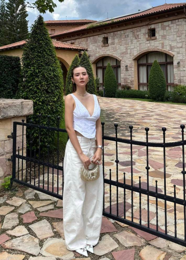Theo dõi Huyền Lizzie trên các nền tảng mạng xã hội, nàng cựu hot girl không ngần ngại diện những thiết kế cắt xẻ, tôn đường cong gợi cảm.