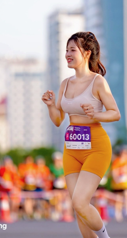 Đỗ Trà My với niềm đam mê thể thao và phong cách thời trang ấn tượng, đã thu hút sự chú ý của cộng đồng mạng.