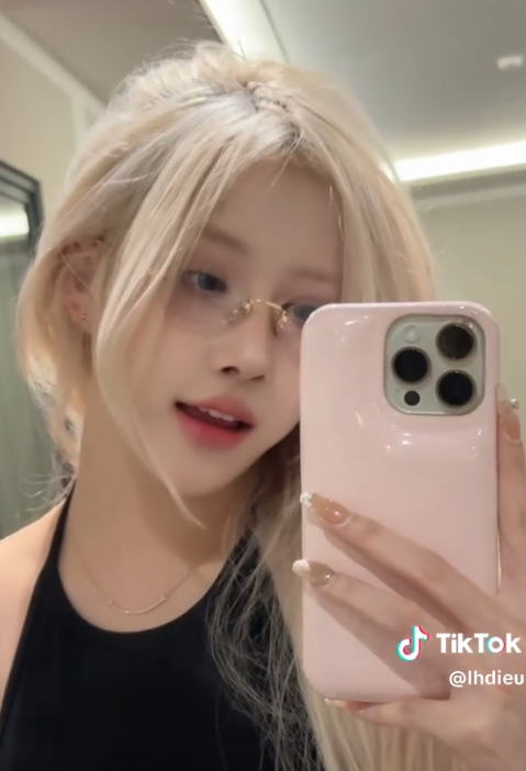 Những hình ảnh mới nhất của hot girl "Rosé bản Việt" Huyền Diệu được chia sẻ rộng rãi, khiến nhiều người không khỏi ngất ngây.
