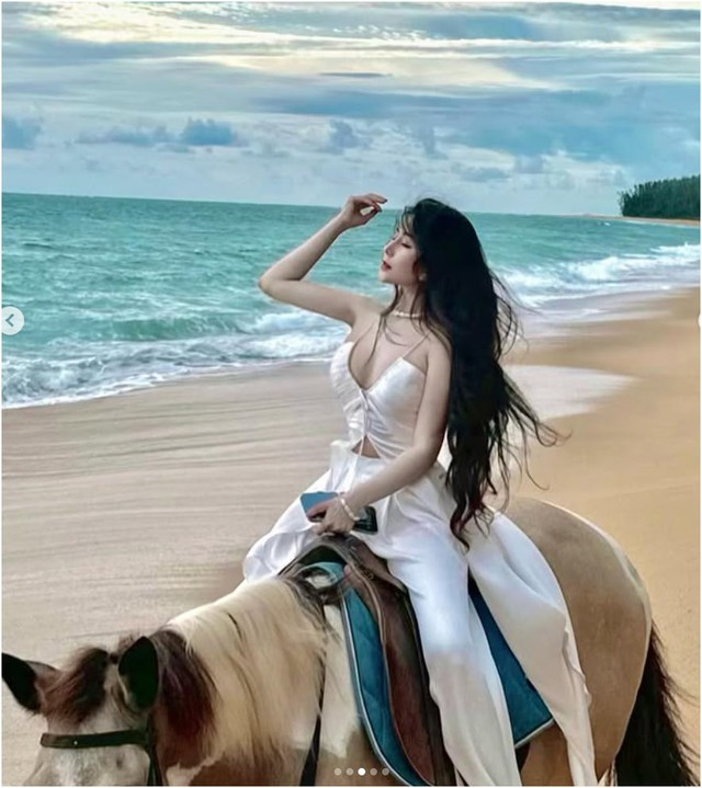 Đặc biệt, hình ảnh Ngọc Trân nhẹ nhàng thả hồn thiên nhiên đã thực sự chạm đến trái tim người xem. Sự tương tác tự nhiên, không gò bó giữa người và ngựa đã tạo nên những bức ảnh đầy cảm xúc, chân thực và sống động.