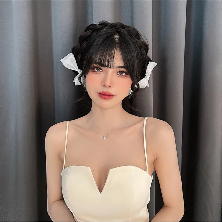 Không chỉ sở hữu vóc dáng cuốn hút và gương mặt ăn hình, Mai Dora còn có khả năng cân bằng giữa nét đẹp truyền thống và hiện đại.