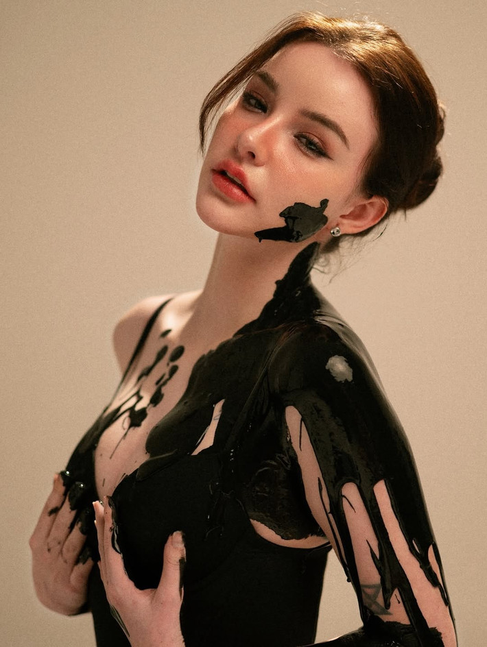 Sự táo bạo của Jessie Vard không chỉ nằm ở việc lựa chọn phong cách bodypainting mà còn ở cách cô thể hiện trước ống kính.
