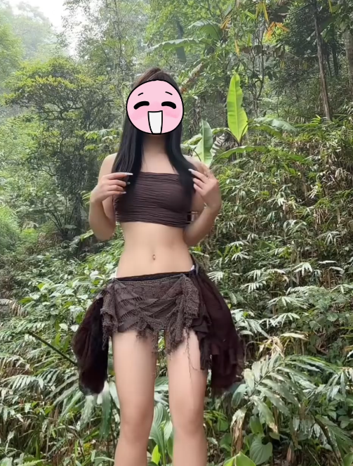Trong đoạn video, cô diện một chiếc áo quây bó sát, để lộ vai trần eo thon, chiếc váy cũng cực ngắn.