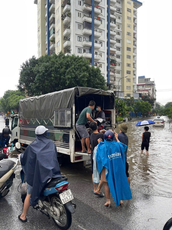 Tại khu vực phố Nguyễn Cảnh Dị - Hà Nội, nhiều người dân đã phải nhờ một số ô tô tải để có thể vượt qua đoạn ngập sâu.