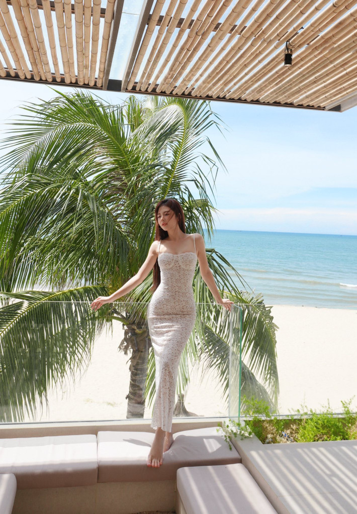 Trong bộ ảnh mới được chia sẻ trên trang cá nhân, Liz Kim Cương khoe trọn vẹn vóc dáng săn chắc, nuột nà cùng thần thái cuốn hút, nhận được "cơn mưa" lời khen từ người hâm mộ.