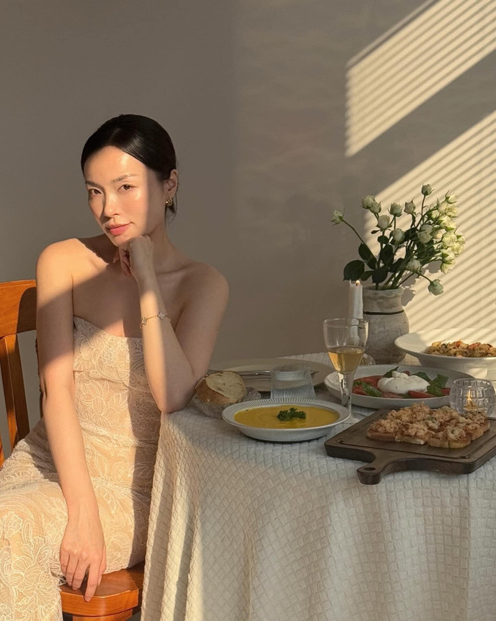 Ngoài ra, từ khi yêu và cưới Quang Đạt, Hà Trúc cũng bị một số cư dân mạng cho rằng cô đang cố gồng, xây dựng hình ảnh “phu nhân”. Cùng với đó, những gì nữ blogger thể hiện trên mạng cũng bị cho là đang ráng để hoàn hảo mọi mặt, thành ra mất tự nhiên và không đúng với thực tế.