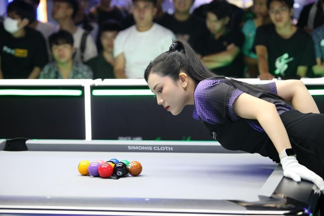 Mới đây, hình ảnh nữ trọng tài xinh đẹp tại Giải Vô địch Billiards &amp; Snooker Quốc gia vòng 1 năm 2025 thu hút sự quan tâm đặc biệt của cộng đồng mạng thời gian qua. Theo tìm hiểu, đó là Nguyễn Ngọc Bích, sinh năm 1998, quê Đồng Nai.