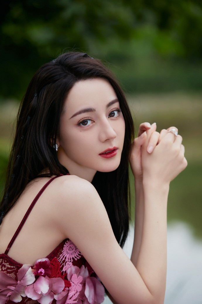 Tuy nhiên, điều khiến công chúng ngưỡng mộ nhất ở Nhiệt Ba chính là khí chất. Ánh mắt của cô giờ đây không chỉ có sự long lanh mà còn ánh lên vẻ tự tin, từng trải của một người phụ nữ đã khẳng định được vị thế vững chắc trong sự nghiệp.