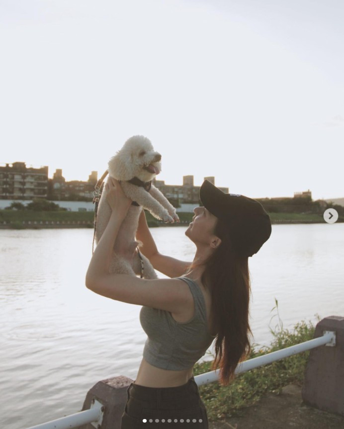 Trước lời công kích đầy tính xúc phạm ấy, nữ streamer đã phản pháo ngay trên trang cá nhân Instagram, với thái độ không khoan nhượng "Xin hỏi tôi bán cái gì? Bán thân à? Bán nụ cười? Tôi ngồi trước camera 8 tiếng mỗi ngày, không nghỉ lễ, không nghỉ cuối tuần – liên tục suốt gần ba năm trời. Vậy mà cũng bị nói là bán".