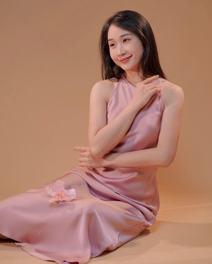 Trong bức ảnh mới trên trang cá nhân, cô giáo hot girl Phương Thảo diện chiếc váy lụa màu hồng nhẹ nhàng và mềm mại.