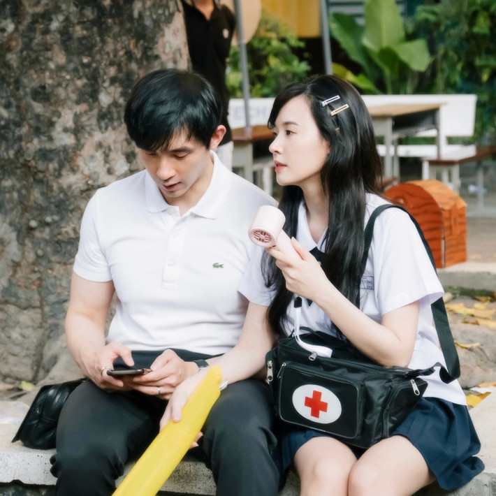 Để có được vẻ ngoài "bất chấp thời gian" này, chắc chắn Midu đã phải có một chế độ chăm sóc bản thân vô cùng kỹ lưỡng, từ việc tập luyện, ăn uống khoa học cho đến việc giữ tinh thần lạc quan, vui vẻ.
