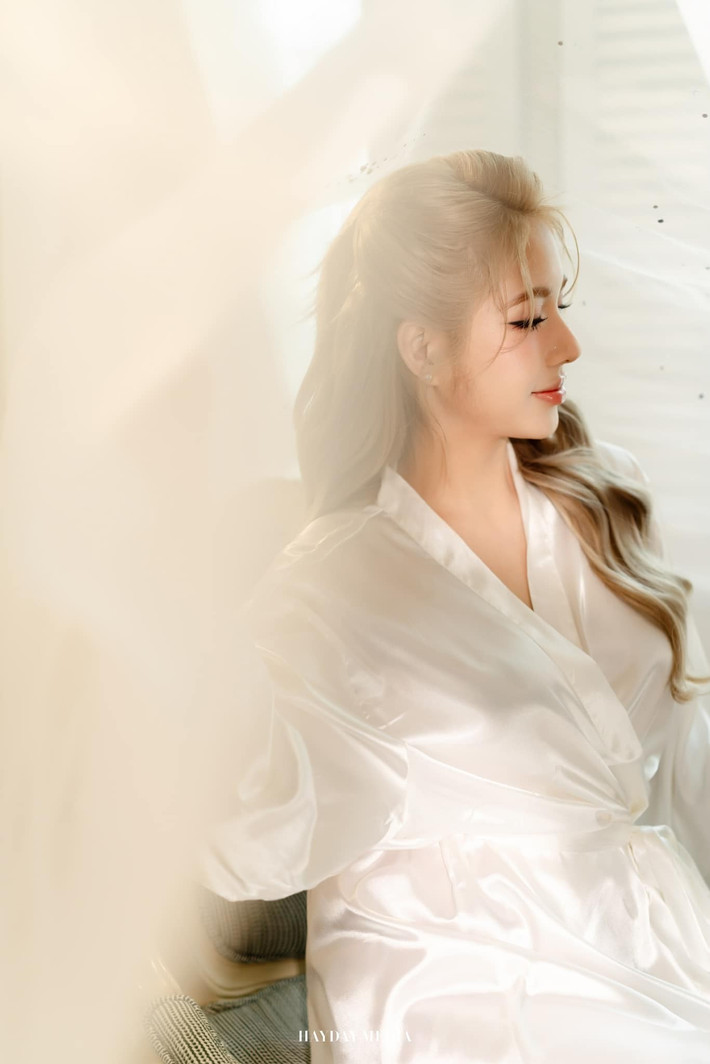 Loạt ảnh này không chỉ làm nổi bật vẻ đẹp hình thể của hot girl gốc Sài thành mà còn cho thấy sự tự tin và năng lượng tích cực mà cô muốn lan tỏa.