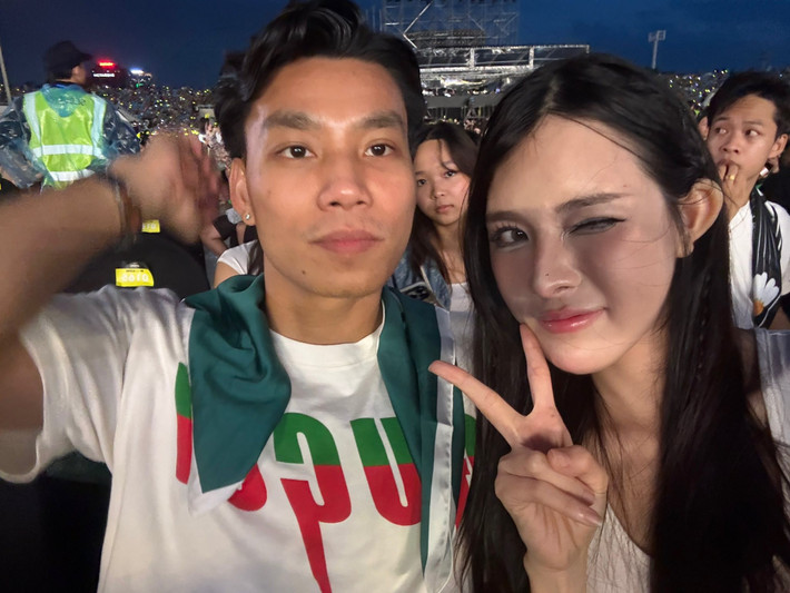 "Công việc rồi mọi thứ luôn tôn trọng, hỏi tôi như vậy có tốt cho hai đứa không. Còn tôi thì luôn ủng hộ các quyết định của anh ta", Bích Hạnh viết.