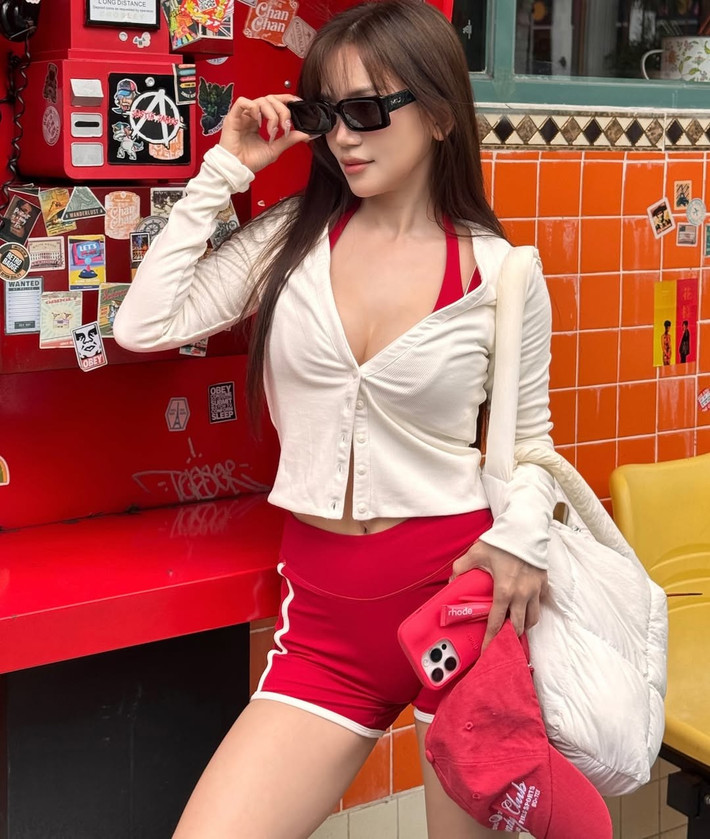 Không chỉ gây ấn tượng bởi trang phục, thần thái của Sĩ Thanh cũng là điểm cộng lớn. Nữ ca sĩ toát lên vẻ rạng rỡ, tươi tắn cùng nụ cười duyên dáng, khẳng định sức hút "không tuổi" của mình.