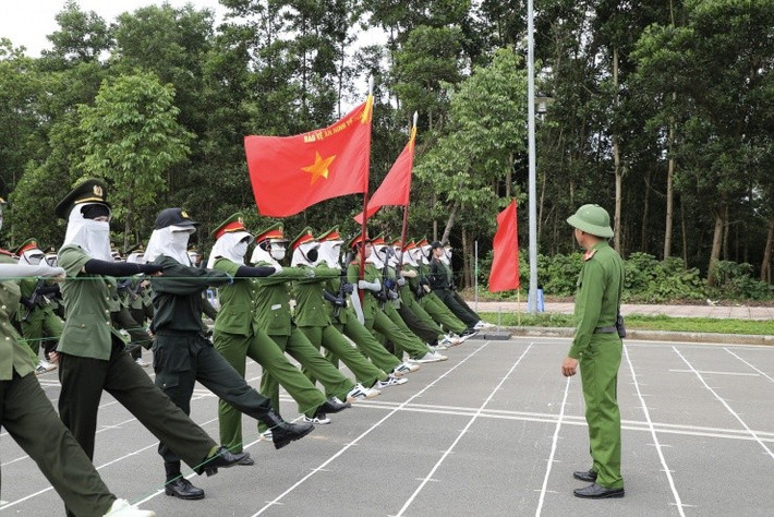 Dưới thời tiết đầu hè nắng gắt của miền Bắc, những bước chân vẫn vững vàng, đều đặn, mang theo tinh thần sắt đá của các nữ quân nhân trẻ được tôi luyện.