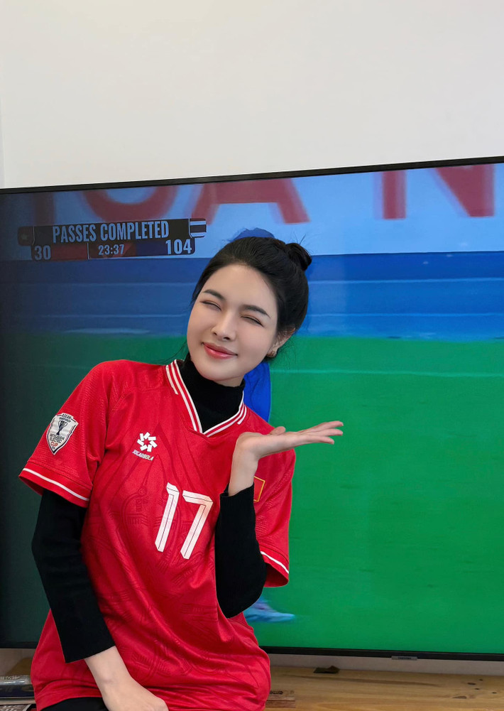 Trần Bích Hạnh sinh năm 1993 (quê Nam Định) lớn hơn Văn Thanh 3 tuổi. Cô từng gây chú ý trên mạng với hình ảnh "hot girl giảm cân" hay "hot girl phòng gym". Cô hiện làm việc trong lĩnh vực thẩm mỹ, thường xuyên khoe thu nhập "khủng", tự mua nhà, tậu xe sang.
