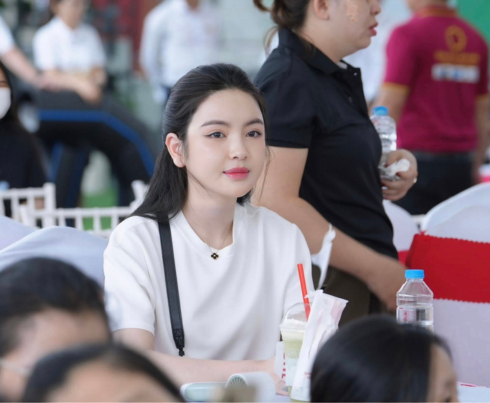 Một cư dân mạng bình luận thẳng thừng: "Ai mà bầu nổi với pha xoạc đỉnh thế kia trời ơi!". Thực tế, Chu Thanh Huyền không lên tiếng bác bỏ mọi tin đồn mang bầu chỉ sau chưa đầy 1 năm sinh em bé, mà cô nàng dùng chính body và sự nỗ lực "độ dáng" của mình để chứng minh sự thật là gì.