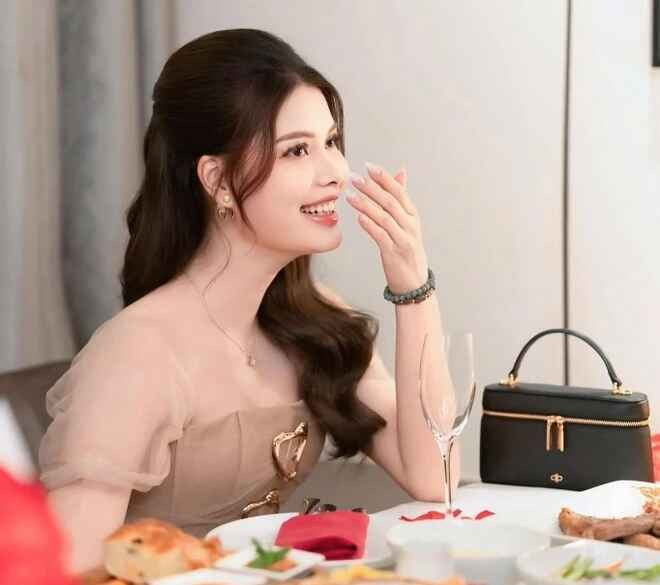 Không tham gia hoạt động giải trí, Nga Tây khá kín tiếng, ít người biết trước khi công khai mối quan hệ với HLV đội bóng sân Tam Kỳ.