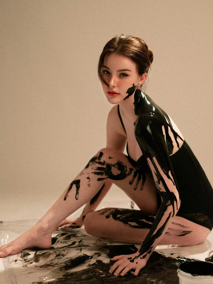 Dù chỉ là những vết sơn không có hình thù nhưng với nét biểu cảm của Jessie Vard là điểm nhấn.