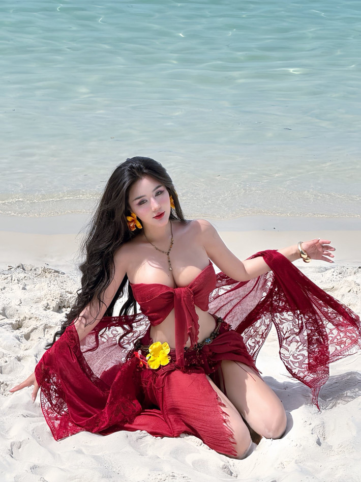 Nàng hot girl Sài thành lựa chọn một chiếc váy maxi màu đỏ rực rỡ, thiết kế ôm sát cơ thể, đặc biệt là những đường cắt xẻ táo bạo ở hai bên eo và phần tà váy.