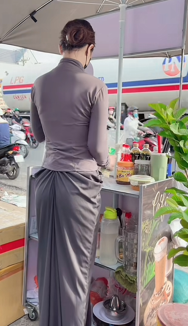 Gu ăn mặc cá tính, gợi cảm đã nhanh chóng thu hút sự tò mò, tạo nên một làn sóng bàn tán sôi nổi trên khắp các diễn đàn mạng xã hội. Sự lựa chọn này khiến phần lớn mọi người không khỏi thắc mắc.