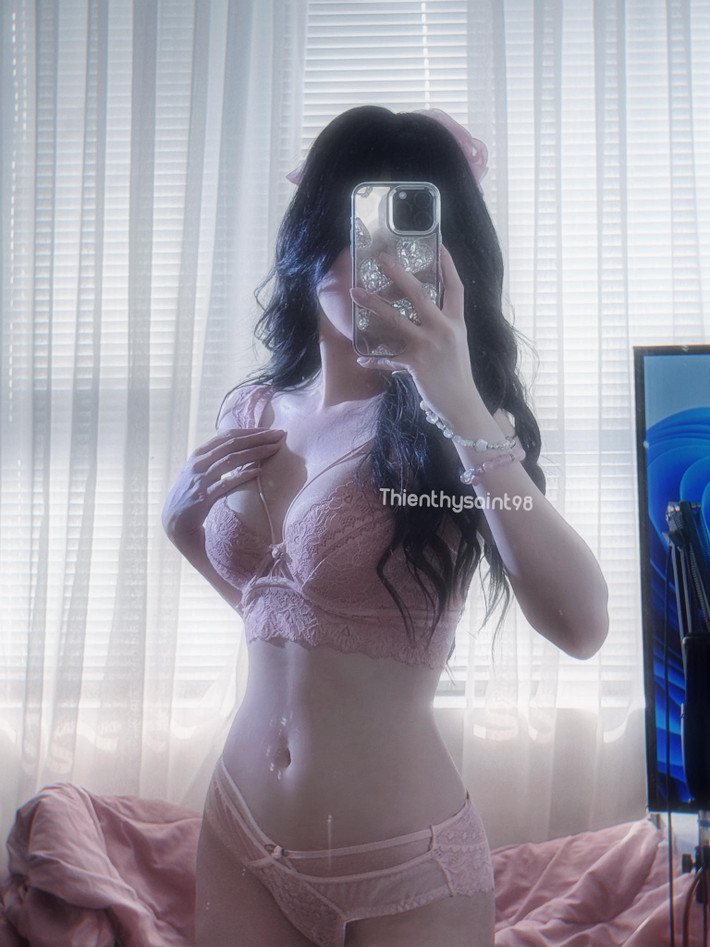 Bối cảnh được hot girl gốc Nghệ An này lựa chọn không phải bể bơi hay bãi biển mà chính tại căn phòng cá nhân.