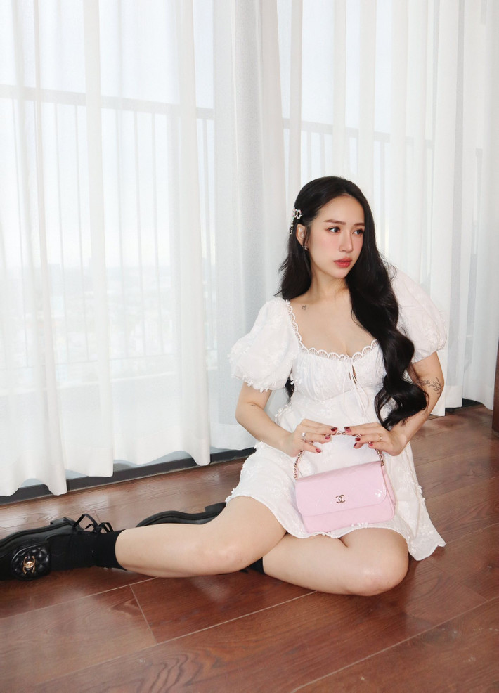 Trước đó ngay cả khi ở những ngày cuối thai kỳ, Joyce Phạm cũng được nhận xét không bị mất nét hay thay đổi quá nhiều trừ phần bụng. Cô cũng thường xuyên xuất hiện với vẻ tươi tắn, liên tục du lịch, dự sự kiện.