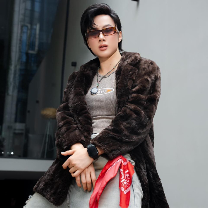 Bước ra khỏi hình ảnh "nữ thần nhan sắc" mong manh của showbiz Việt trước đây, Angela Phương Trinh hiện gây ấn tượng với vóc dáng đô con, khỏe mạnh, toát lên tinh thần thể thao và tự tin. Khoảnh khắc "so kè" bên Phạm Văn Mách trở thành chủ đề bàn tán rôm rả.