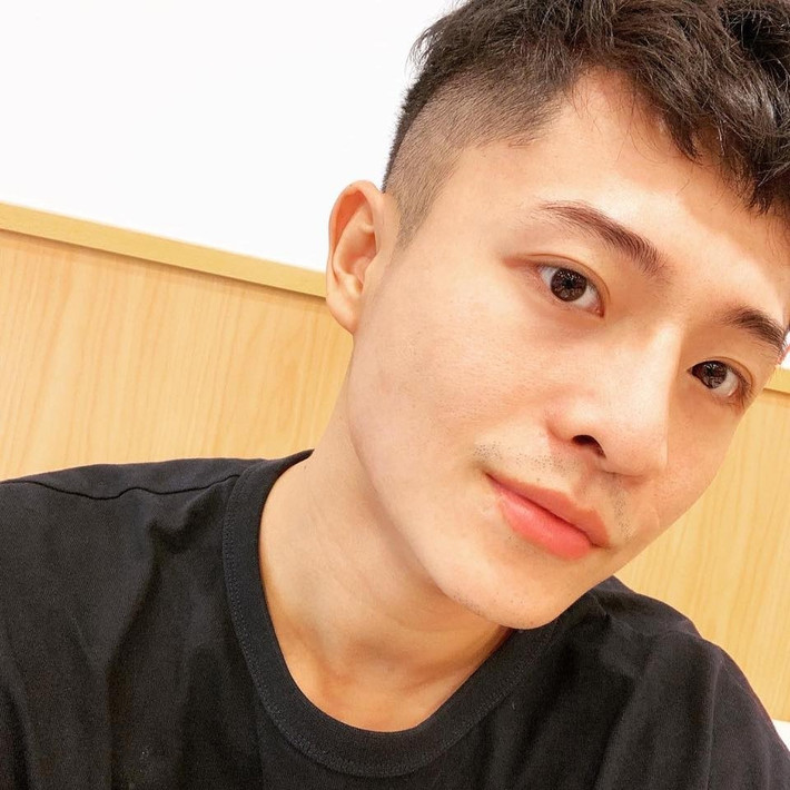Harry Lu của hiện tại mang vẻ đẹp chững chạc, trưởng thành, khác hẳn với nam thần học đường "mặt búng ra sữa" nổi đình đám năm nào.