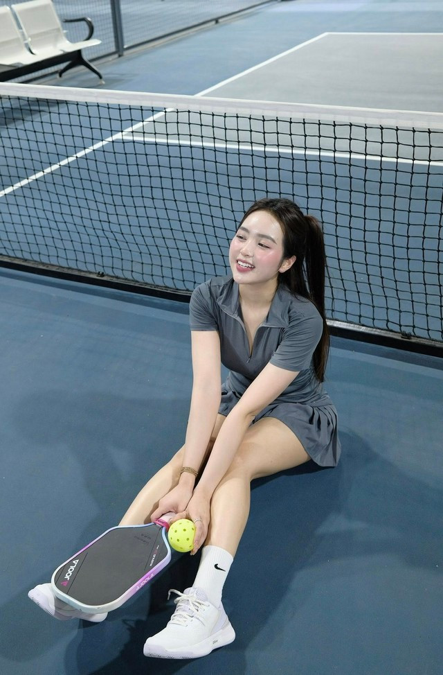 Trong một video ngắn, hot girl pickleball Lê Phương Anh xuất hiện giữa phố, cô thả hững hờ mái tóc dài, diện đồ đơn giản nhưng tôn lên triệt để lợi thế đường cong cơ thể.