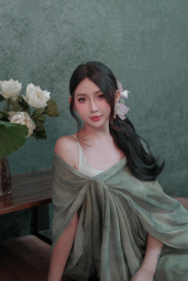 Đáng chú ý, có fan nam còn cho rằng, xinh đẹp như Vy Vy, không chỉ 1600 anh chàng mà phải 16.000 nguyện dành cảm tình.