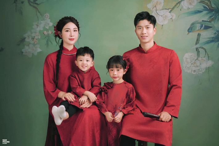 Võ Nhật Linh sinh năm 1997, tại Nghệ An. Trước khi trở thành vợ của tuyển thủ Phan Văn Đức, cô nàng từng nổi tiếng với hình ảnh cô giáo mầm non xinh đẹp.