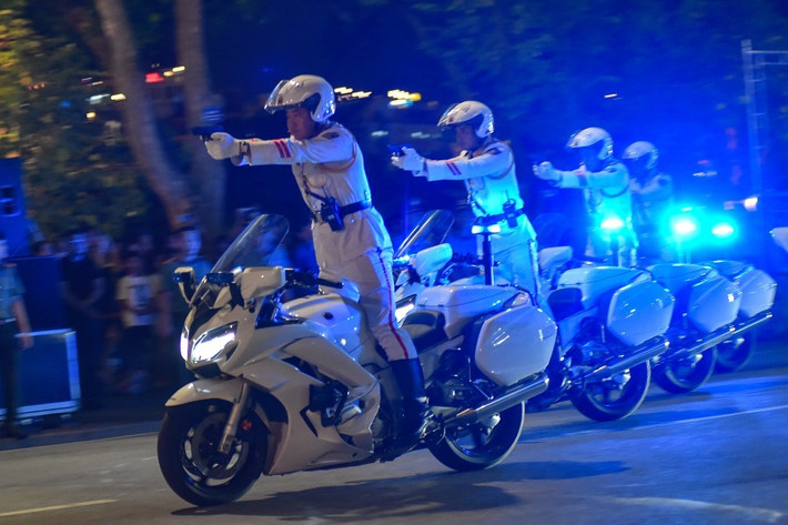 Lực lượng dẫn đoàn, hộ tống của Cảnh vệ CAND trình diễn kỹ thuật vừa điều khiển mô tô phân khối lớn vừa bắn súng.