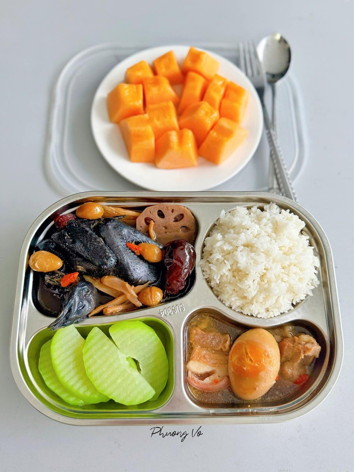 Những mâm cơm cữ tươm tất đó là do mẹ chồng của Diễm Phương nấu. Chị rất biết ơn khi có người mẹ chồng tâm lý, yêu thương con dâu.