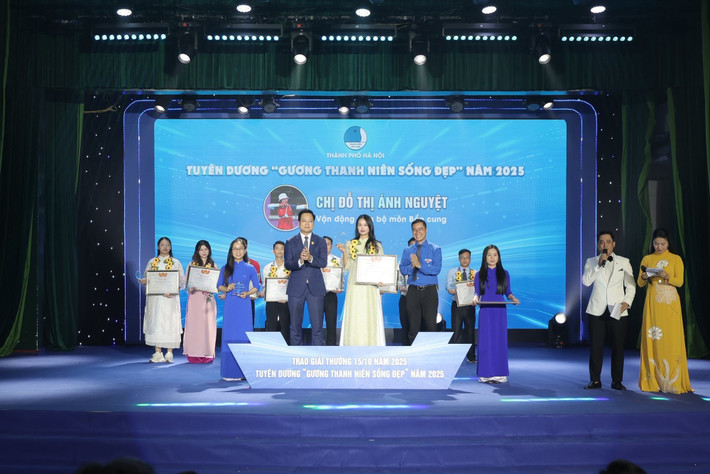 Hội Liên hiệp Thanh niên TP Hà Nội vừa tuyên dương các gương "Thanh niên sống đẹp" năm 2025, trong đó vận động viên bắn cung Đỗ Thị Ánh Nguyệt được vinh danh vì những đóng góp tích cực trong lĩnh vực thể thao.