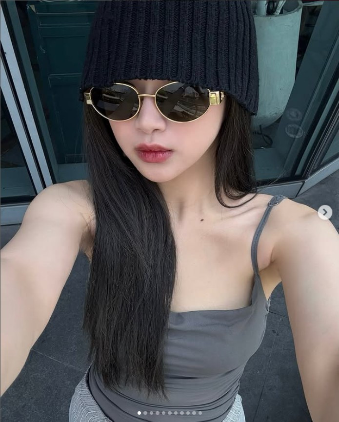 Những chiếc áo croptop không chỉ tôn lên vòng 2 đáng ngưỡng mộ mà còn giúp Linh Ka trông cao ráo và năng động hơn.