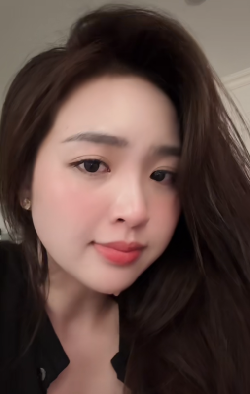 Mới đây, Phương Anh gây bất ngờ để lộ những khoảnh khắc yếu lòng, với hai hàng nước mắt lăn dài. Đoạn video, dù ngắn ngủi, đã nhanh chóng được chú ý.