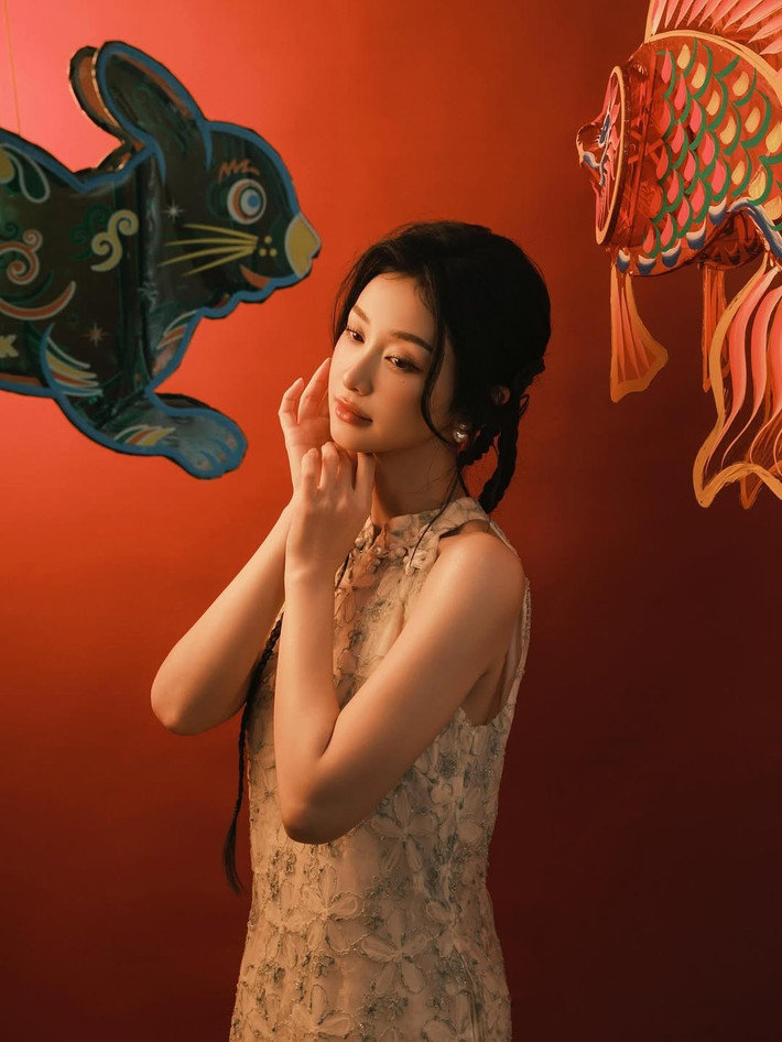 Năm 2015, Jun Vũ tạo tiếng vang lớn khi xuất hiện trong video ca khúc thành công "Sau tất cả" của ca sĩ Erik, từ đó giúp cô tự tin lấn sân sang lĩnh vực điện ảnh với việc tham gia 2 bộ phim Việt Nam được đánh giá cao là 12 chòm sao: Vẽ đường cho yêu chạy (2015) và Cho em gần anh thêm chút nữa (2016).