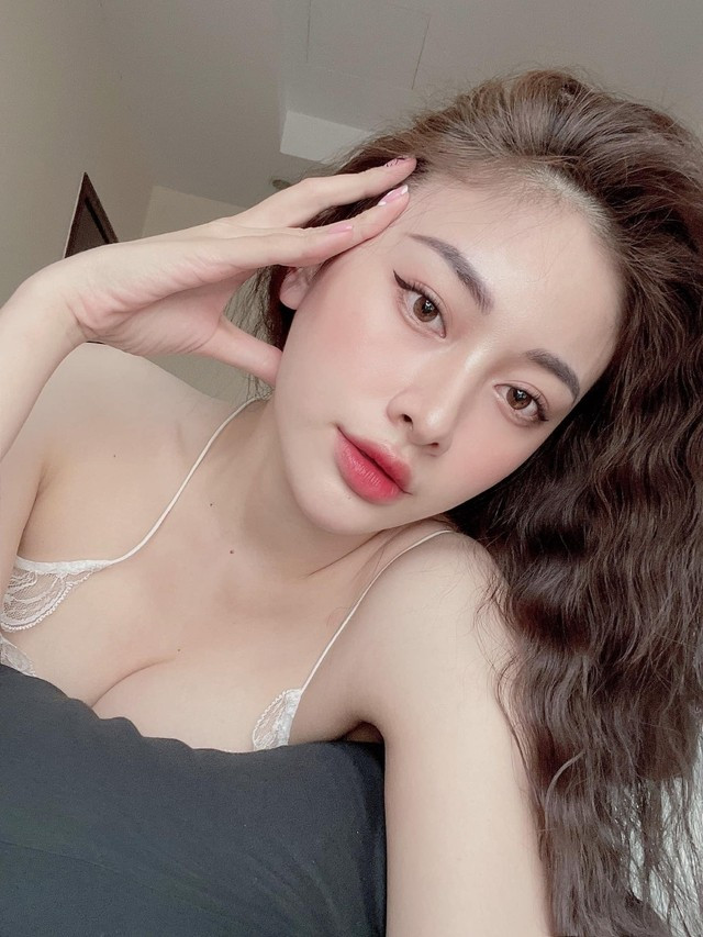 Với những hình ảnh ngoài đời mà chính chủ thường xuyên cập nhật, Thảo Ly là người sở hữu phong cách thời trang khá ấn tượng. Cô nàng không ngại liên tục thay đổi bản thân, lúc sang chảnh, cá tính, khi quyến rũ, dịu dàng.