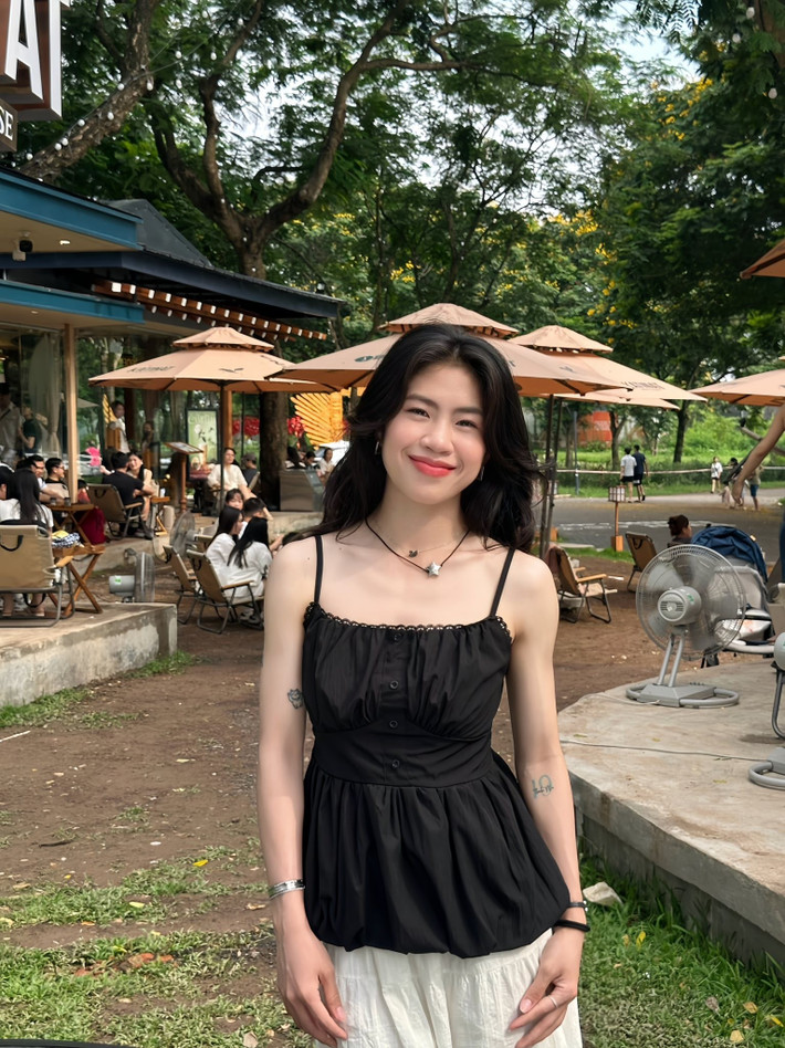 Không cần đến phong cách cầu kỳ, những khoảnh khắc tự nhiên với nụ cười rạng rỡ, ánh mắt tươi tắn cũng đủ giúp hot girl đội tuyển bóng đá nữ Việt Nam nhận về hàng nghìn lượt yêu thích cùng nhiều lời khen ngợi.