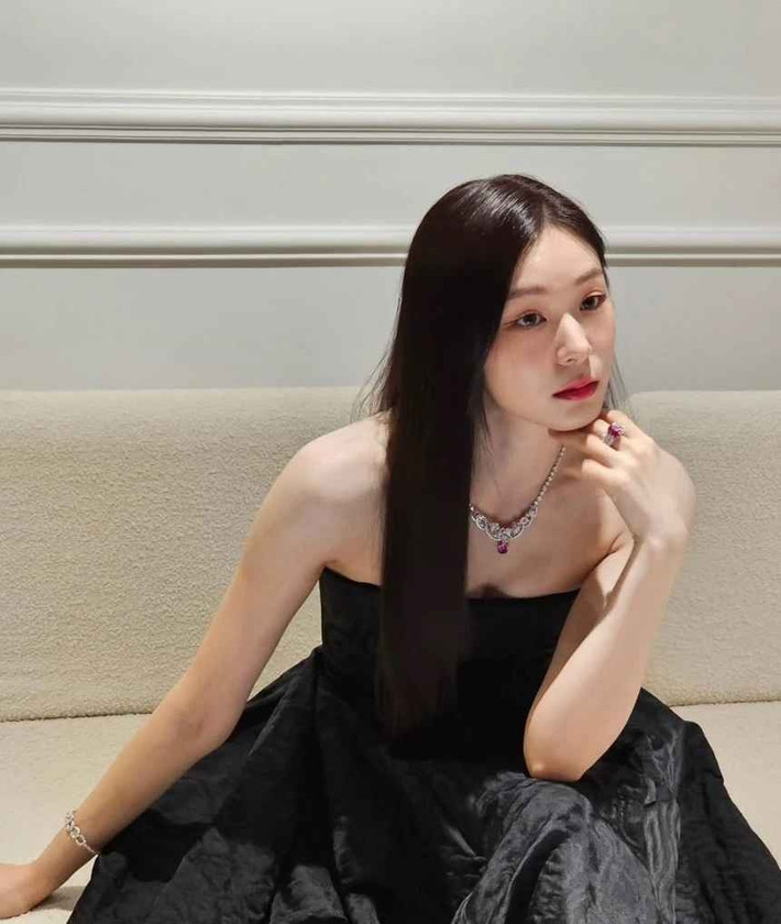 Với chiều cao 1,64 m và vóc dáng thon gọn, Kim Yuna thường xuất hiện trong các bộ ảnh thời trang thanh lịch. Phong cách của cô được yêu thích nhờ sự kín đáo, tinh tế, đúng chuẩn "quốc bảo nhan sắc" xứ Hàn.