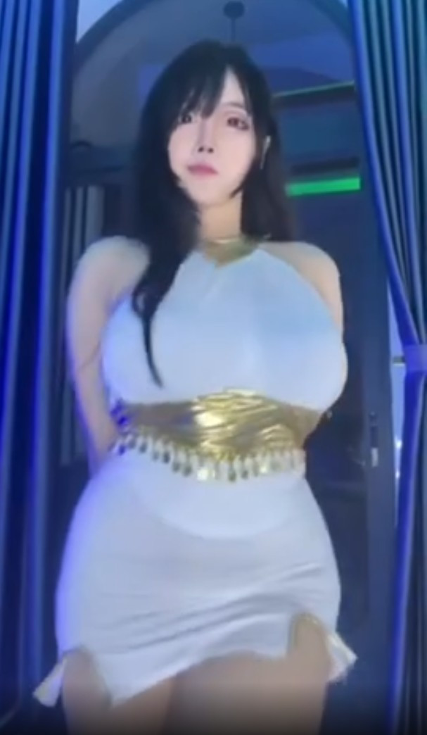 Mới đây, Pi Tiên đã trổ tài lạ, khiến fan trầm trồ. Cô thậm chí còn rào trước rằng "Lâu rồi mới nhảy" để người xem hạn chế bớt kỳ vọng. Dẫu vậy, với hàng triệu người theo dõi, gái xinh này chưa bao giờ khiến fan phải thất vọng.
