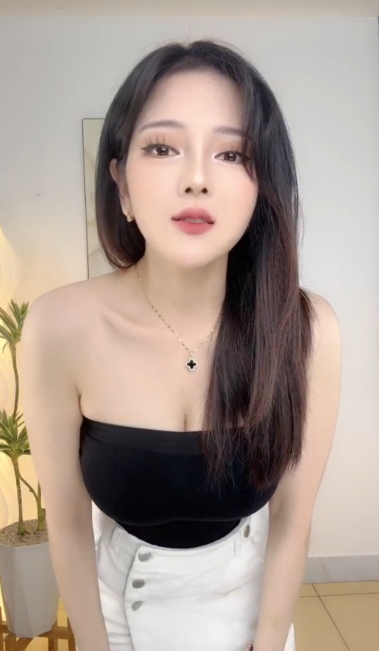 Cụ thể, hot girl Trang Bít Tết lên sóng với nội dung "pass đồ" - cũ ta mới người.