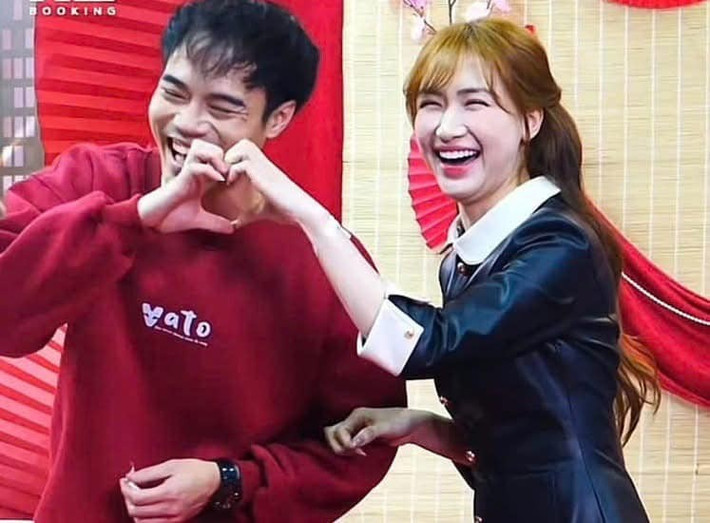 Thời gian gần đây, cộng đồng mạng liên tục “đẩy thuyền” ca sĩ Hòa Minzy và tiền đạo Nguyễn Văn Toàn vì những hành động thân thiết, vui vẻ giữa hai người. Tuy nhiên, cả hai đã nhiều lần lên tiếng phủ nhận, khẳng định mối quan hệ giữa họ chỉ là tình bạn thân thiết lâu năm.