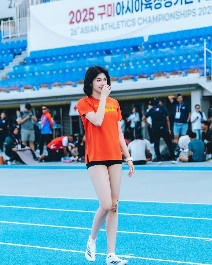Nhờ đường nét trong trẻo, hình thể chuẩn, cô thu hút mọi ống kính, trở thành hiện tượng thú vị trên mạng xã hội.